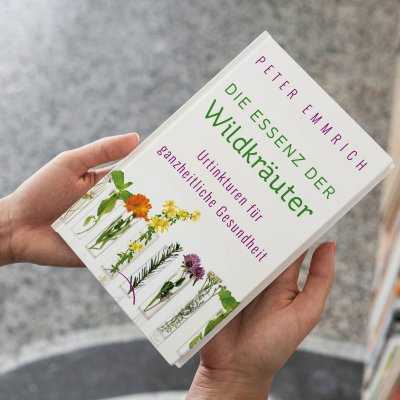 DIE ESSENZ DER WILDKRÄUTER - Urtinkturen für ganzheitliche Gesundheit | Buch vom Facharzt Peter Emmrich 2025