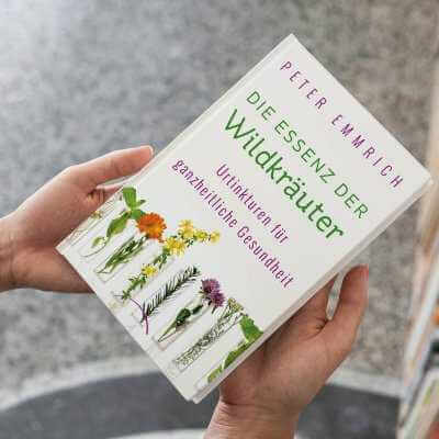 DIE ESSENZ DER WILDKRÄUTER Buch | Urtinkturen für ganzheitliche Gesundheit von Facharzt Peter Emmrich 2025